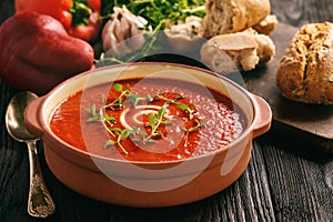 Baked red pepper cream soup with garlic and timian.