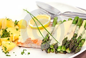 Baked salmon with asparagus