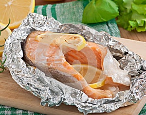 Baked salmon in foil