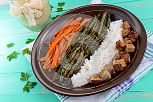 Baked vegetables (asparagus beans and carrot), boiled rice and rye croutons.