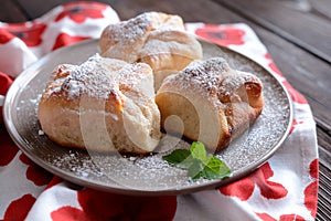 Baked yeast dumpling with curd filling