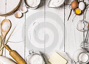 Horneando. composición masa huevos harina agrio crema manteca sal a diferente herramientas 