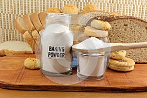 Pečenie prášok v sklo škrípať drevený lyžica koláček chlieb 