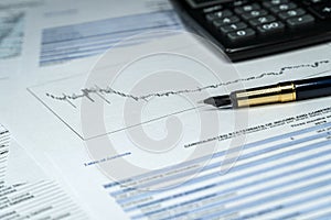 Zostatok list  ceruzka kalkulačka na účtovný písací stôl. účtovníctva  účty 