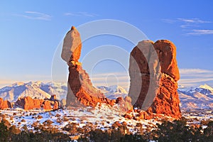 Equilibrado la roca en el invierno 