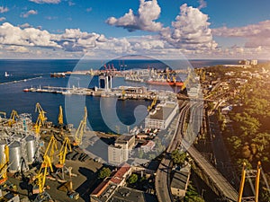 Paquete el mar puerto en Odesa ucrania. oriental Europa. antena trompeta. puerto marítimo grua infraestructura. negro el mar 