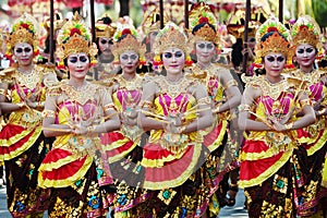 Balinese girls in traditional balinese costumes