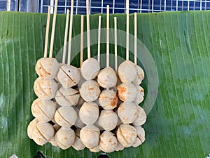 Ball meatballs, skewers, put on banana leaves, green pork balls