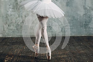 Bailarina una mujer. joven mujer hermosa bailarín Vestido en profesionalmente equipo calzado a blanco falda 