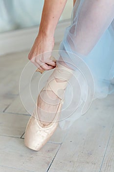 Ballerina puts pointe shoes