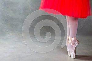 Ballerino gambe sul grigio 