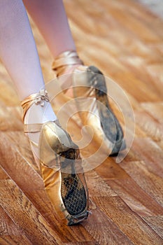 A ballet fragment with little girls legs on pointes