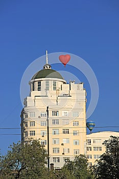 The balloon heart over a high-rise building