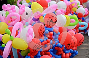 Balloon twisting art children workshop