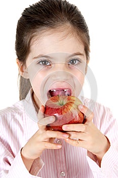 Bambina che mangia una mela photo