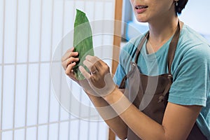 The bamboo leaf used to prepare the Sasazushi photo