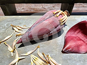 Banana blossom, high in nutrients, nourish the blood because the bulb has iron. prevent anemia