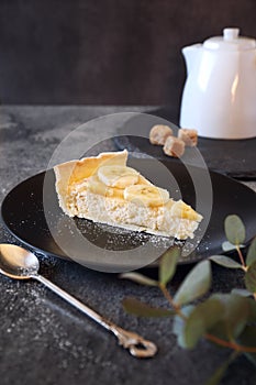 Banana coconut shavings tart