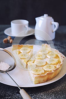 Banana coconut shavings tart