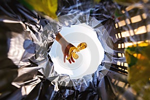 Banana peel was thrown into the garbage bag for disposal. Look from the inside of the basket.