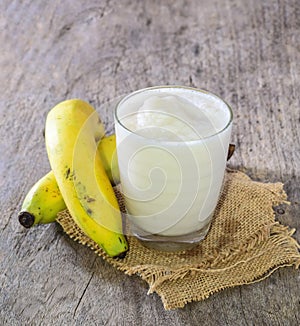 Banana smoothies with milk