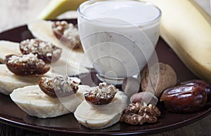 Bananas with dates .