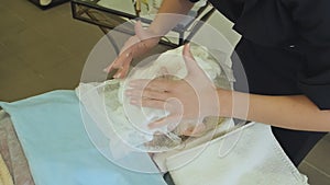 A bandage mask using gauze fabric. Applying gauze to the face and squeezing the foam mask.