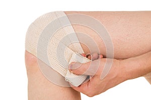 Bandaging the knee with an elastic bandage