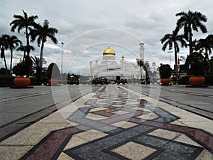 Street with palm trees in front of the Sultan Omar Ali Saifuddin Mosque in Brunei
