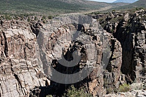 A rayas rocoso verticalmente acantilados en negro canón de 