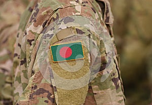 Bangladéš vlajka na vojaci paže koláž 