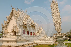 bangunan kuil indah dengan warna putih yang luar biasa