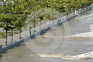 Zábradlí na břehu řeky - mimořádná povodeň, na Dunaji v Bratislavě