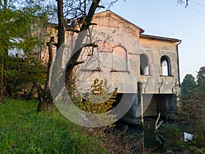 In Banja Luka, one of the oldest hydro power plants in the Balkans collapses.