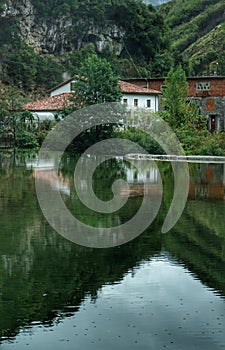 Sobre el pierna de montana es un casa refleja agua de un rio 