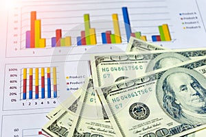 Banknoten a münzen bemalt auf der wirtschaftlich Grafiken namen finanziell Investitionen Bedingungen beeinflussen wirtschaft a 