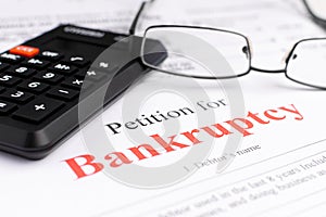 Bankrot. bankrot petícia kalkulačka a okuliare 