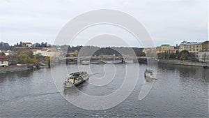 On the banks of the Vltava are the palaces, temples and buildings of the city of Prague. On the river ships take tourists for a ri