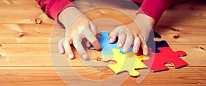 Formato publicitario destinado principalmente a su uso en sitios web autista para ninos manos jugar vistoso de público conciencia autismo falla. 