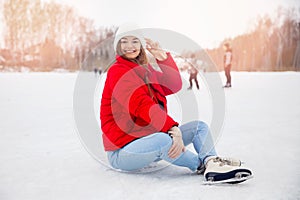 Formato pubblicitario destinato principalmente all'uso sui siti web la città pista di pattinaggio tramonto Contento sorriso una donna rullo giacca un bianco un cappello pattinaggio a rotelle 