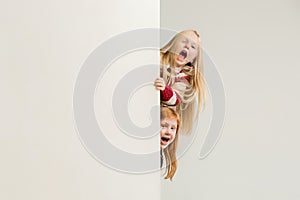 Banner with a surprised children peeking at the edge