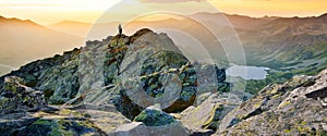 Banner, webová stránka alebo titulná šablóna muža na vrchole kopca, ktorý počas leta sleduje nádhernú scenériu hôr
