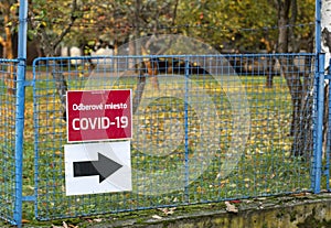 Banská Bystrica, Slovensko, 31. října 2020: Testovací znamení Covid-19. Hromadný veřejný antigenní test na Slovensku. Celostátní koronavirus