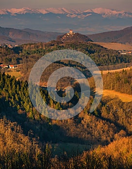 Banská Štiavnica, historická kalvárie na kopci, světové dědictví UNESCO.