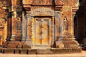 Banteay Srei Siem Reap Castle, Cambodia is one of the most beautiful and beautiful castles. Construction of pink sandstone Carved