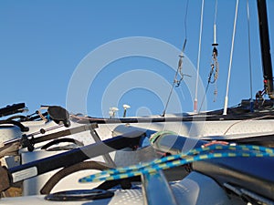 The bar at the back of the boat ensures the movement of the two rudders