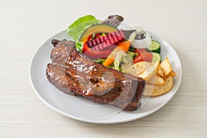 Barbecue pork spare ribs with vegetables