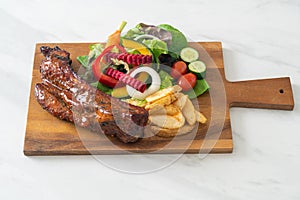 Barbecue pork spare ribs with vegetables