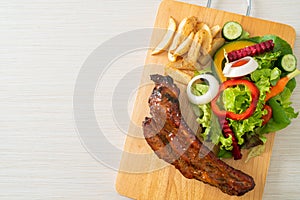 Barbecue pork spare ribs with vegetables