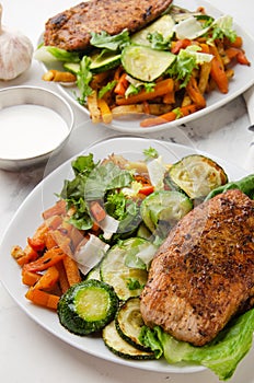 Barbecued chicken breasts with fresh vegetable